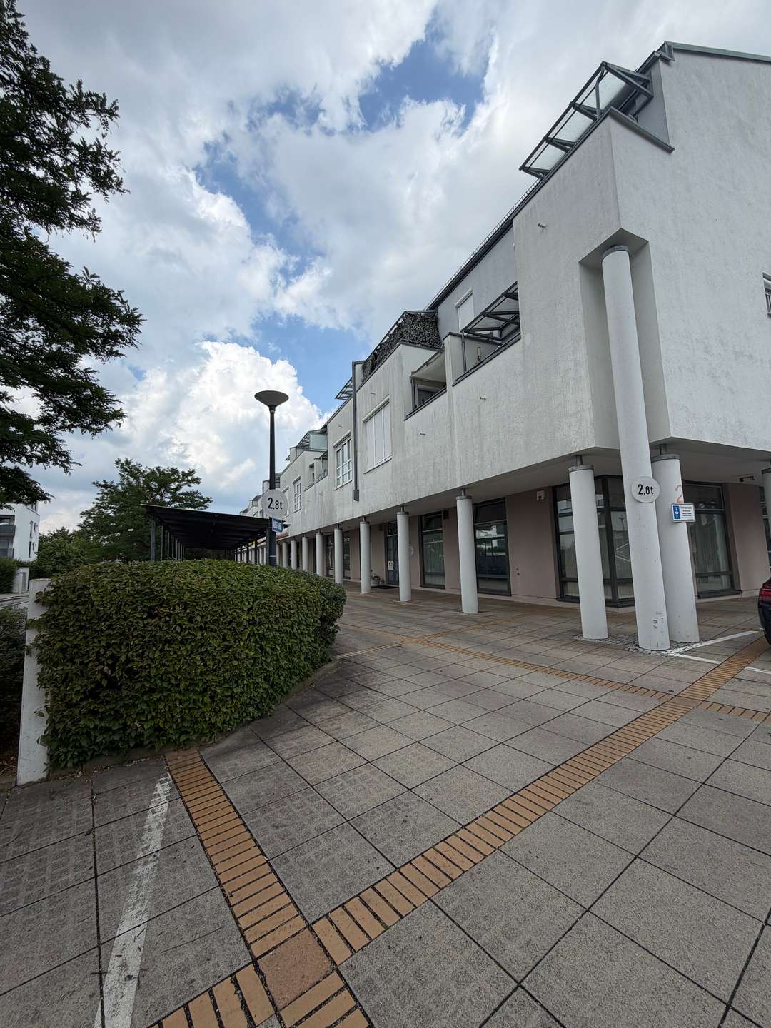 Attraktive 3-Zimmer-Erdgeschosswohnung mit Gartenanteil und Tiefgaragenstellplatz in Augsburg